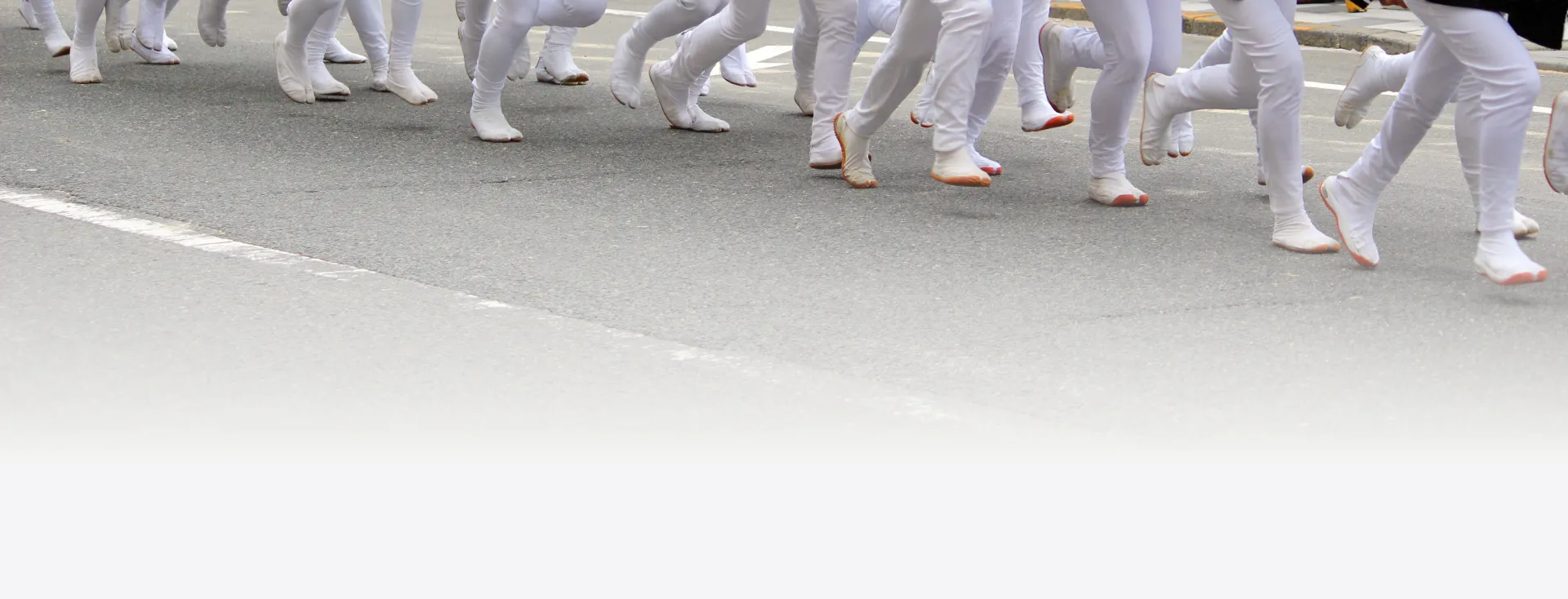 だんじりを曳く青年團の写真